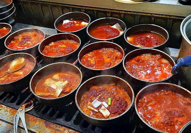 行列の先はこちら！南大門市場名物のカルチジョリム（太刀魚の煮つけ）。