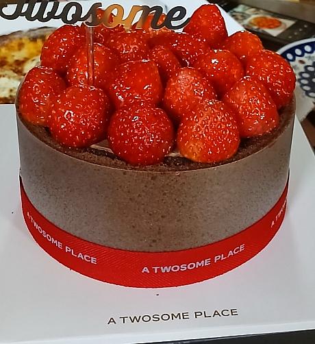 ナビも久しぶりにおうちで苺たっぷりのスチョセン＜ストロベリー＋チョコレート＋セン（生）クリーム＞にしてみました。ん、苺が甘~い＾＾