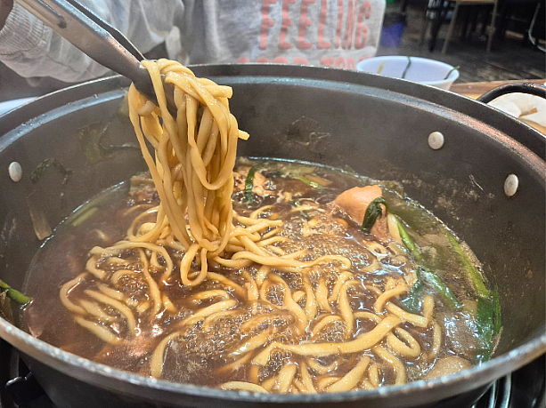 鶏を粗方食べたらカルグクス（麺）を投入！