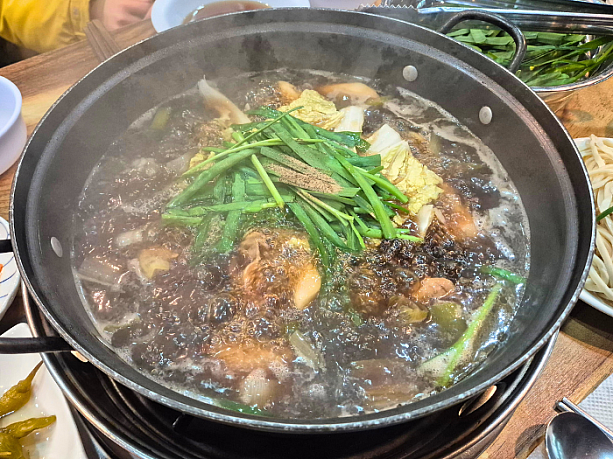 何種類かの漢方を処方し３日間煮込んで作った特別な薬膳スープが特徴。
血液循環の改善、疲労回復、免疫力増進、血圧管理、骨粗しょう症予防などに効果があるとのことでした。