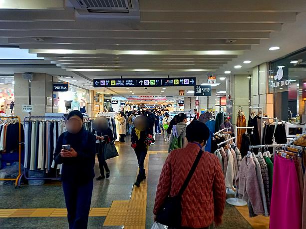 週末はスゴイ混雑ですが、平日午前中は歩きやすいですね。