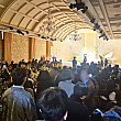 会場は、結婚をお祝いする人達でいっぱいでした。