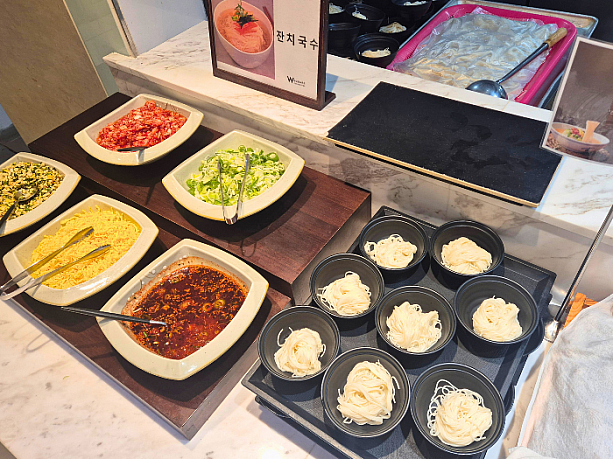 もちろん、チャンチククス（お祝いの席で食べる素麺）も。