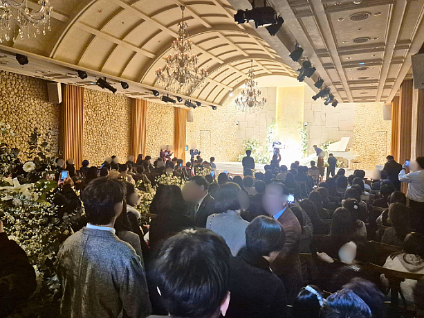 会場は、結婚をお祝いする人達でいっぱいでした。