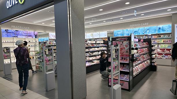 ここで最近話題のコスメや