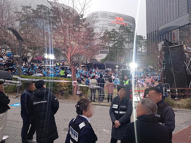 雨の中、イベント公演も~。