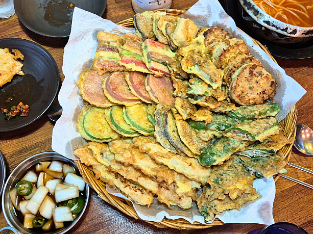 チヂミの盛り合わせを注文！トングランテン（ひき肉）チヂミ、スケトウダラチヂミ、エゴマの葉の肉詰めチヂミ、ホバク（韓国カボチャ）チヂミ、トウガラシの肉詰めチヂミ、エリンギチヂミ、ソーセージチヂミ、サンジョク（肉や野菜などを串刺しにした）チヂミ、牡蠣チヂミ、肉チヂミ、とバラエティに富んだチヂミが登場。