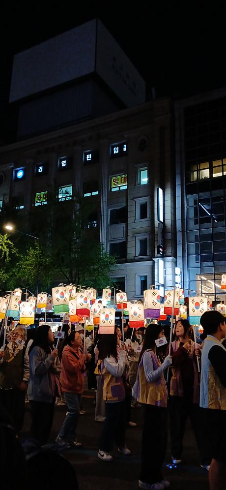 この日は仏教信者や市民など約５万人が行列灯を手にパレードに参加したとか！