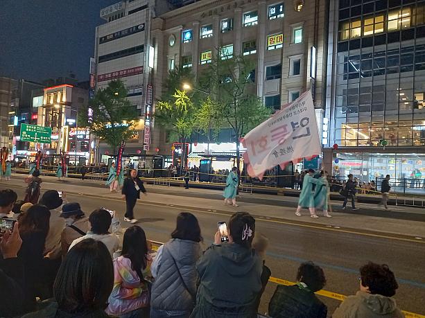 そのメインイベントの燃灯行列が４月２６日（土）に行われました！<br>農楽のリズムと共に『燃燈会』の旗が行列の先頭を切ってお祭りの開始を知らせます！