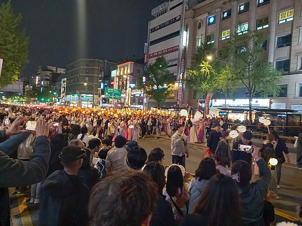 ユネスコ人類無形文化遺産にも指定されているこの伝統祝祭、鍾路周辺は夜まで賑わいました~！