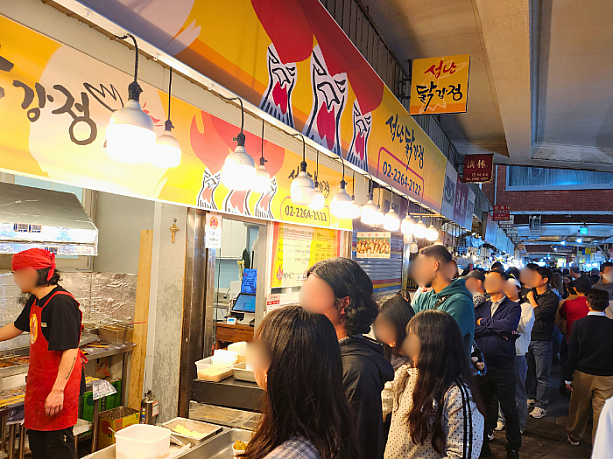 広蔵市場の名物の１つタッカンジョン（鶏肉を薄衣で揚げて甘辛いタレで絡めた料理）屋さんに行列ができていました。