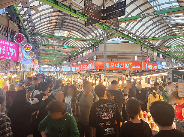 広蔵市場内。すごい数の人達でにぎわっていました。