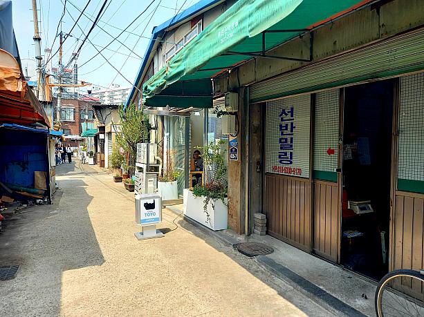 文来創作村の方に向かうと、こちらも工場とカフェ＆レストランが混在~。