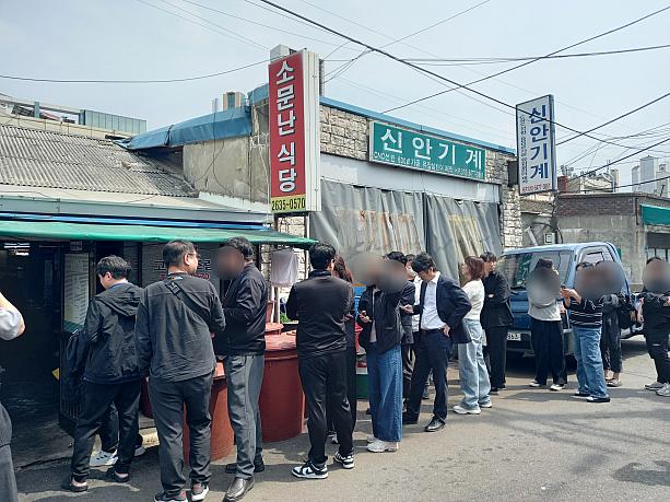 文来駅前の住宅街から車通りを越えると、工場の間にカフェや焼肉、飲み屋さんがぽつぽつ。<BR>こんな昔ながらの食堂に行列が~。