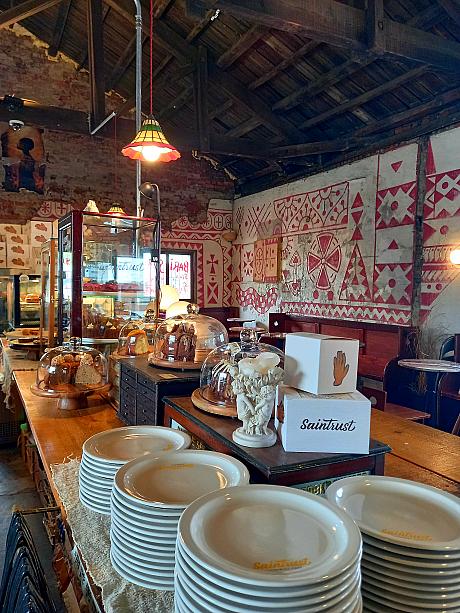 文来創作村から車通りを挟んで向かい側にはカフェやお店が軒を連ねます。<BR>お洒落なお店、ユニークなお店もありますが、じわじわ変化してきているエリア。聖水とは違って、まだまだ、のんびりぶらぶらできますョ~。