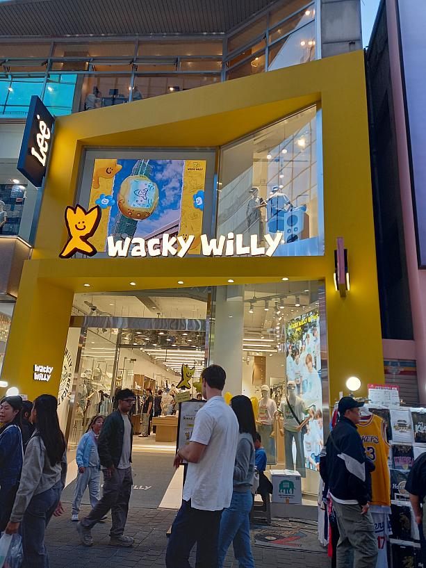 サボイホテルの並びに新しくオープンしたWACKY WILLY。