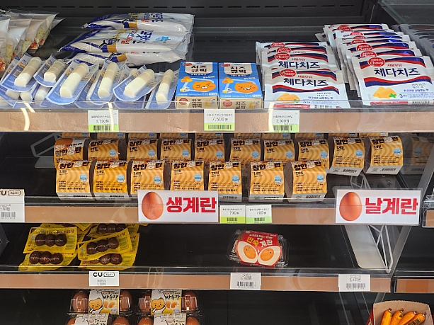 店内ではトッピング具材として生卵、チーズ、キムチなども販売しています。