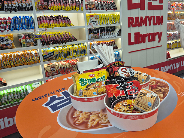 今回は、「辛ラーメンブラック」、「イカチャンポン」、「ゴマラーメン」を選択。