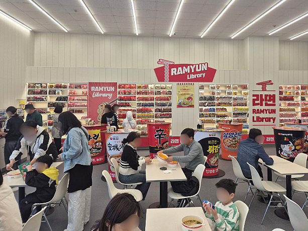 店内は、ラーメンを楽しむお客さんでいっぱいでした。