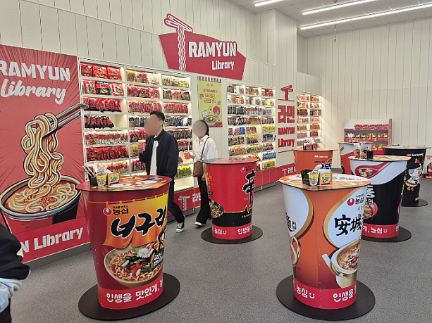 コンビニの店内は、図書館のようにラーメンが並んでいる「ラーメンライブラリ」となっていました。150種類ものインスタントラーメンの中から自分の好みのラーメンを選べます。