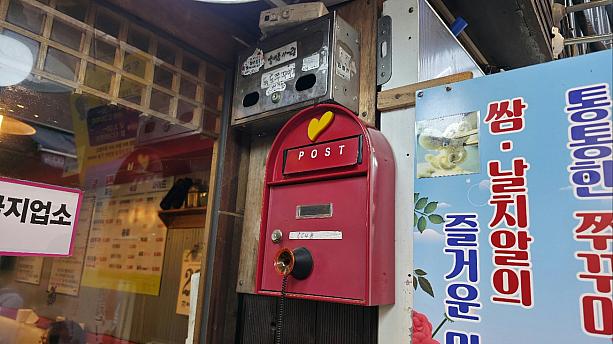 店の入り口の右上にある古そうな郵便受け～