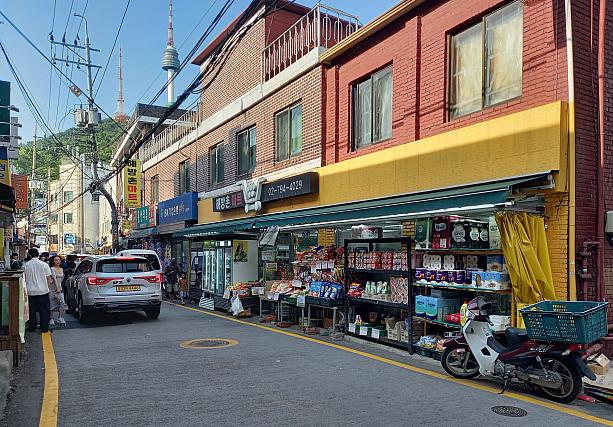 背後に南山タワーが。