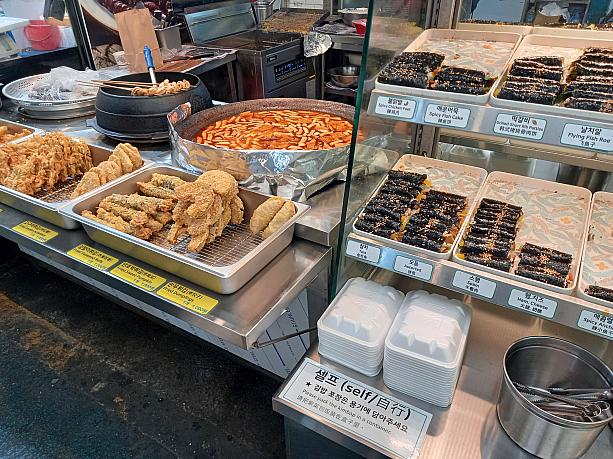 美味しそうなのが並んでいますね~。市場に来ると思わず食べたくなる韓国のおやつ♪
