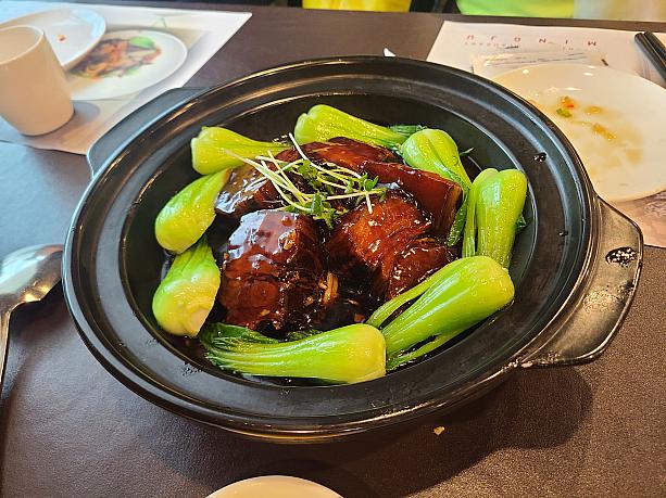 柔らかく煮込まれた東坡肉！