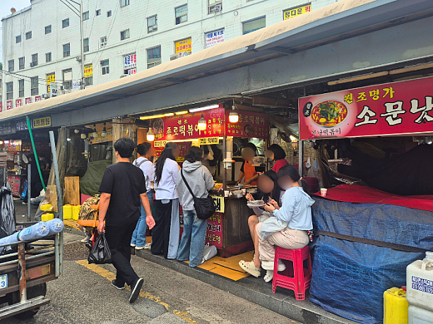 トッポギをおいしく食べている人達。屋台で食べるトッポギもおいしそう！