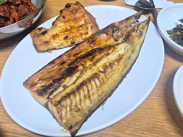「さわら焼き定食」を注文～。サービスで「焼きメイタガレイ」もつけてくれたのが嬉しかったです。一人前としてはかなり多めのボリューム満点の量です。