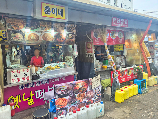 左から麵類（うどん、ククス）などを販売しているお店。隣は、チャジャンミョン（ジャージャー麵）、チャンポンなどを販売するお店のようです。