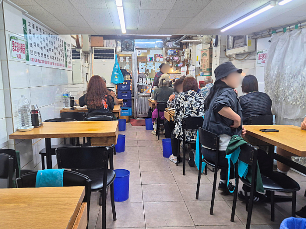 店内１階の様子。天井が低くてちょっとびっくり。