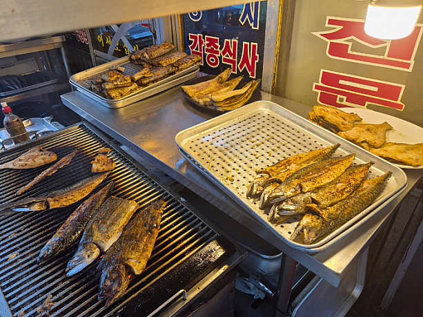 サバ、さわら、メイタガレイ、ホッケ、タチウオなどのお魚が焼かれていました。