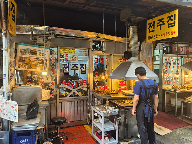 お店の外の様子。お店の外で魚を焼いていました。
