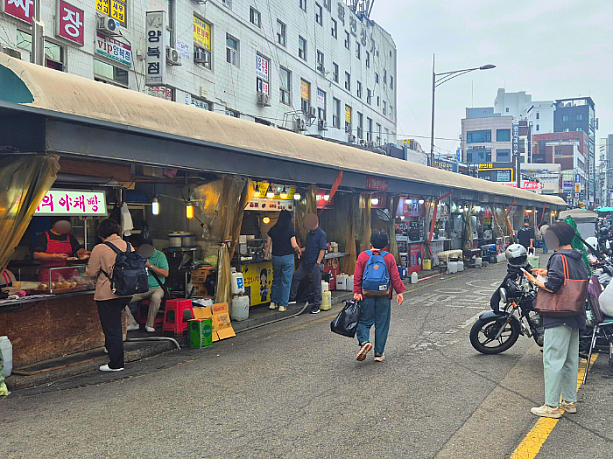 屋台通り。いろいろなメニューのお店が並んでいます。