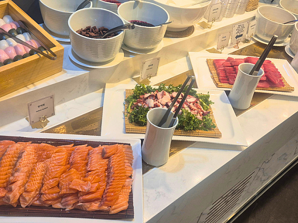 お刺身コーナーでは、サーモン、茹でタコ、マグロがありました。