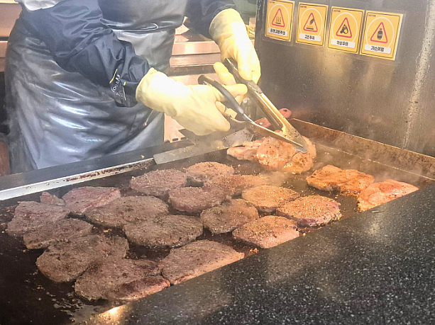 その場で焼いてくれるステーキ。カットはハサミなのが韓国っぽいです。