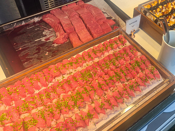 お寿司コーナーでは、「肉刺身寿司」が。