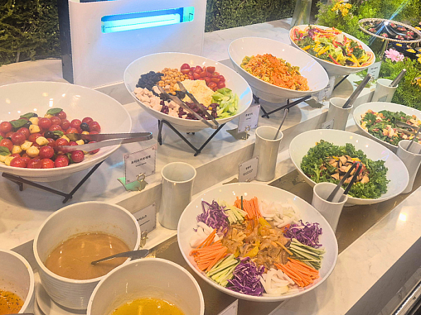 結婚式では外せないビッフェ料理。おいしそうなサラダコーナー。