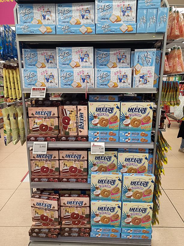 ナビはお菓子を買いにソウル駅の大型マートにやって来ました~！<br>これは新しいっぽいですね。エースクラッカーのサンドタイプ、グリークヨーグルト味！