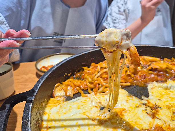 ビヨーンとのびるチーズと絡めていただきます！
