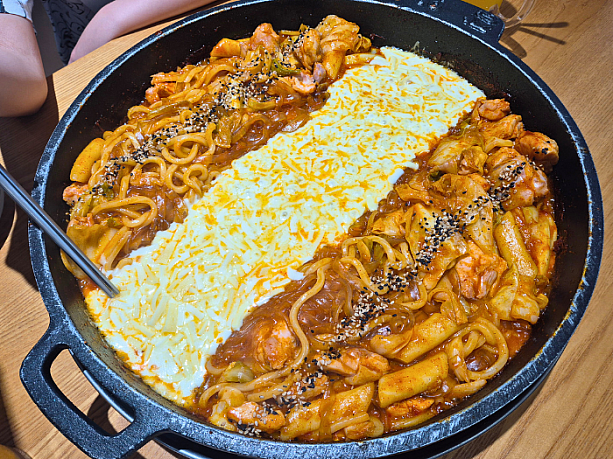 抗生物質を一切使用しない国内産の鶏肉と100%モッツァレラチーズ。
その他トッピングとして餅、春雨、うどんをチョイス。