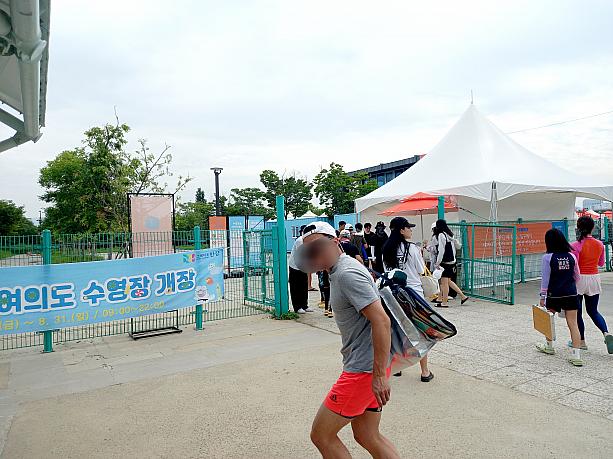 週末も朝から地元の家族連れが続々入場~！