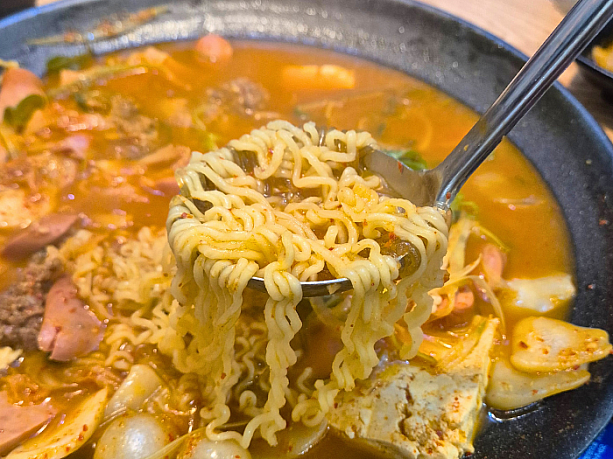 まずは、のびる前にラーメンからいただきます！