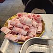 くるっと巻かれた冷凍豚肉！