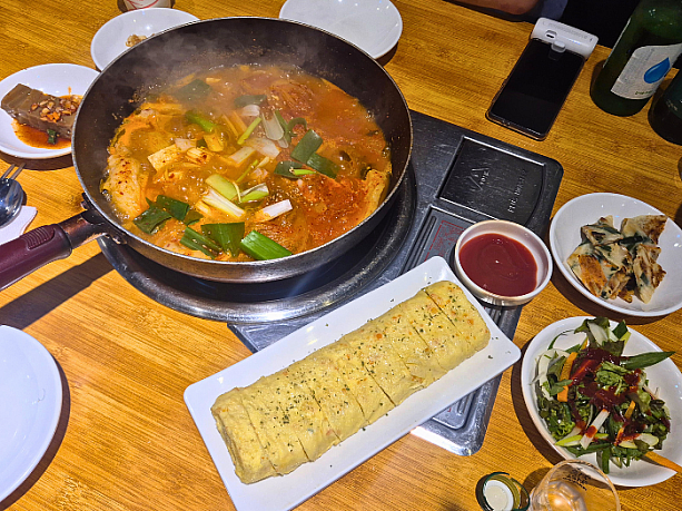 「ムグンジ（熟成キムチ）＆豚肉鍋」と「玉子焼き」を注文。