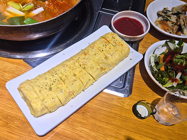 「ムグンジ（熟成キムチ）＆ 豚肉鍋」と一緒に注文した「玉子焼き」。ピリ辛キムチ鍋と相性抜群です。
