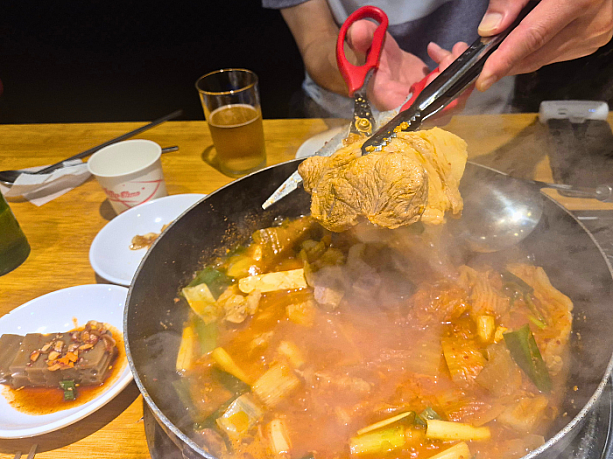 次に豚肉の塊もハサミでカット。