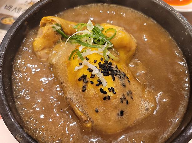 これはさらに漢方も入ってる参鶏湯。色が茶色に～