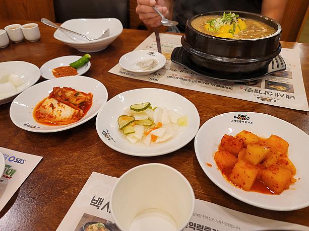 参鶏湯と一緒にキムチなどのお惣菜も出て～